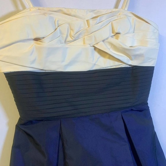 𝅺BCBGMAXAZRIA Blue and cream bubble mini dress 0 - Picture 3 of 11
